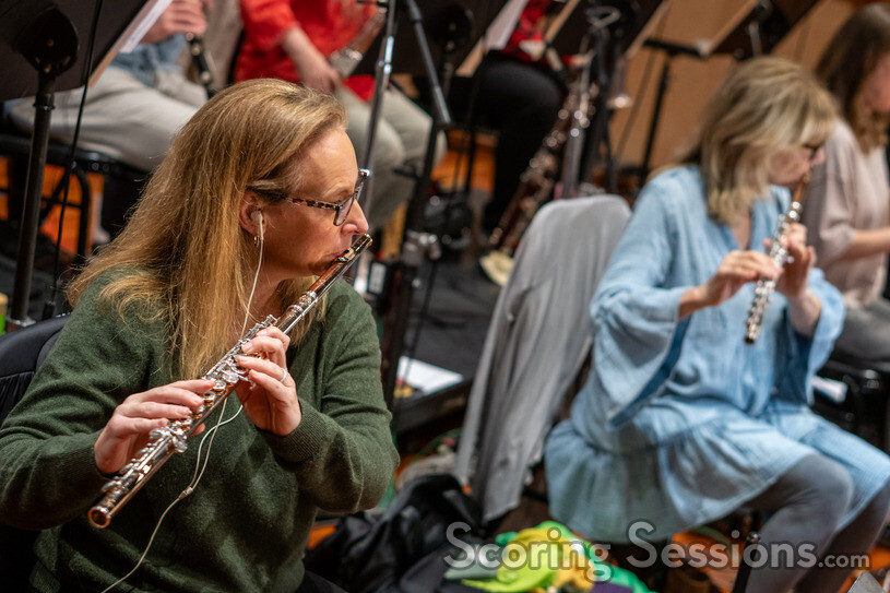 Jenni Olsen and Geri Rotella performing on flute
